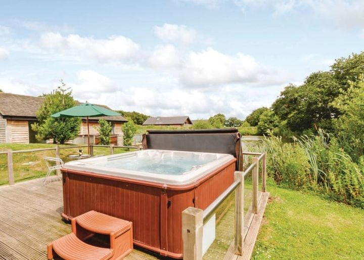 Romantic York lodge w/hot tub & inroom freestanding bath 😍